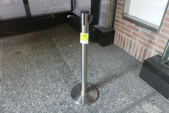 Personenleitsystem/Absperrung, Edelstahlbügel bodenmontiert, mit Gurtband-Kassetten